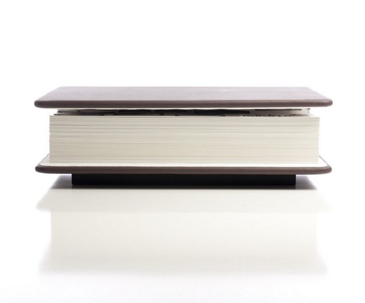 Vardagsrumsbord i form av ett fotoalbum. av mitch steinmetz ...