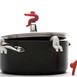 Minigubbar håller locket uppe
