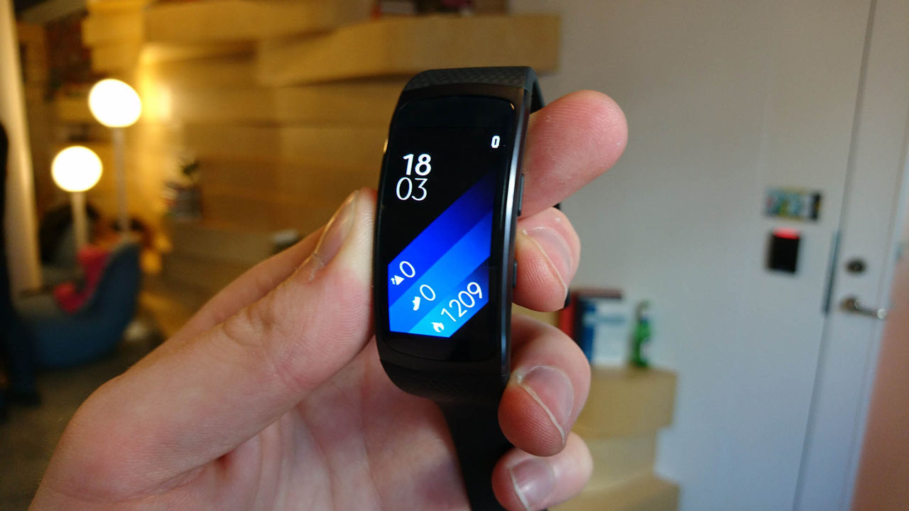 Samsung Visar Upp Gear Fit 2 Ny Fitnessklocka Med Tizen Feber Pryl