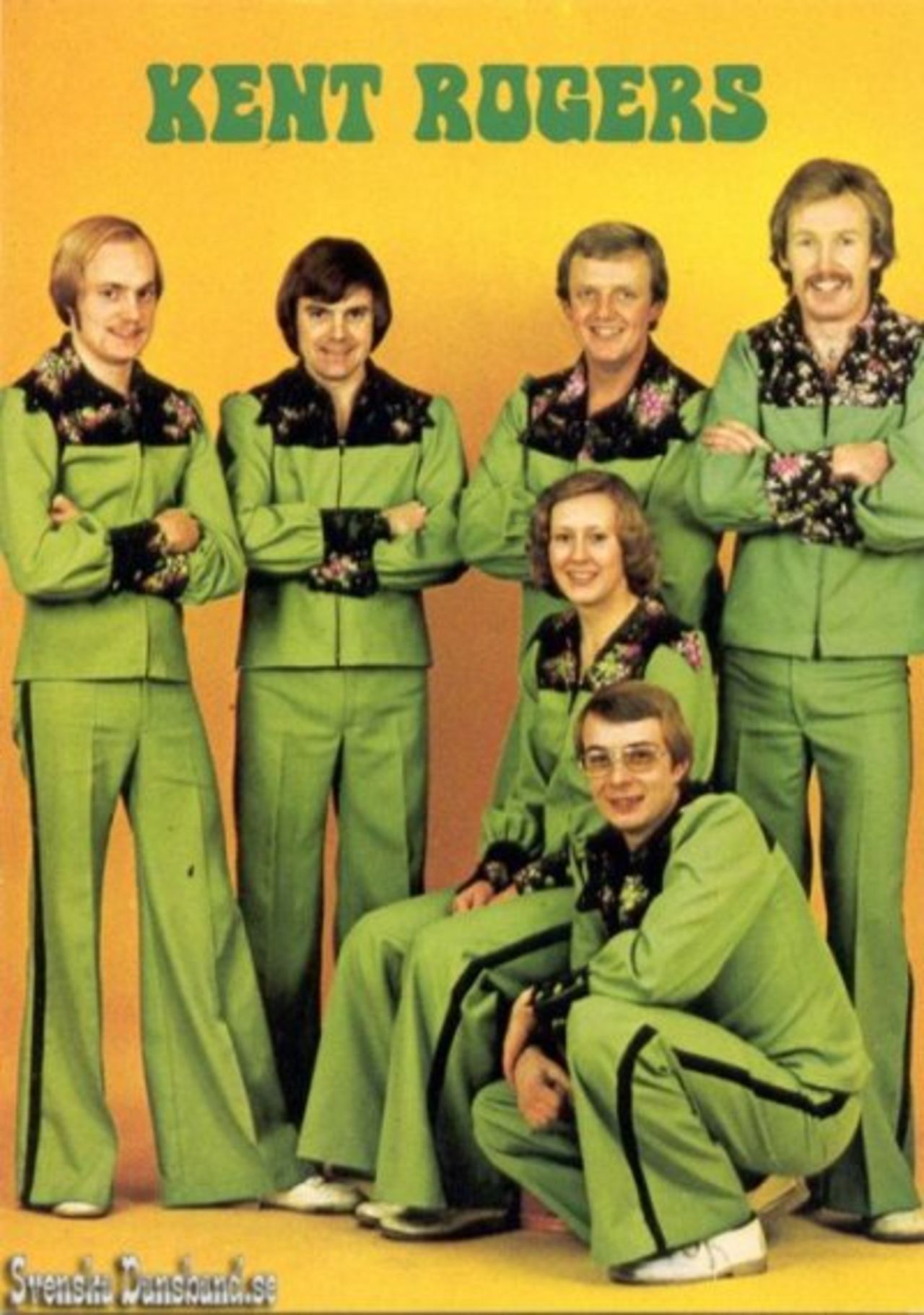 Herrar i extravaganta dresser