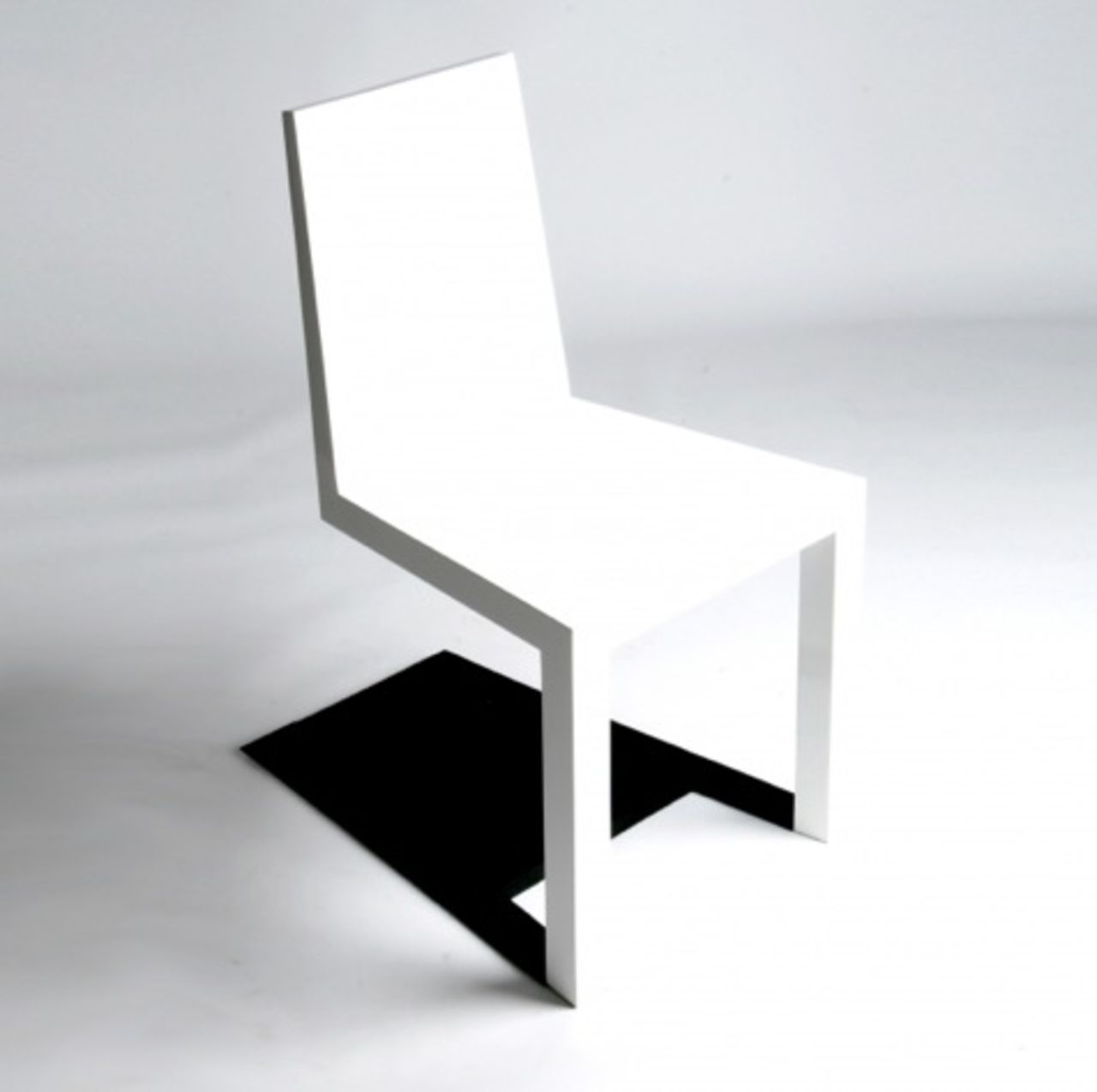 Stol och skugga i ett