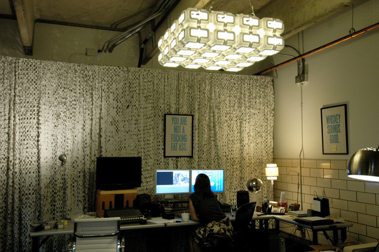 Lampa skapad av packmaterial