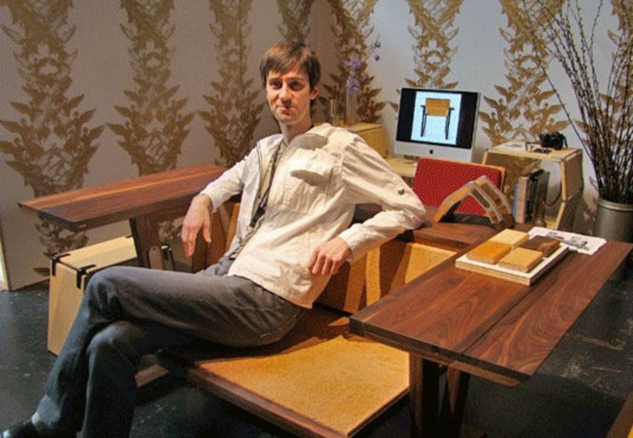 Ett bord blir till en liten soffa