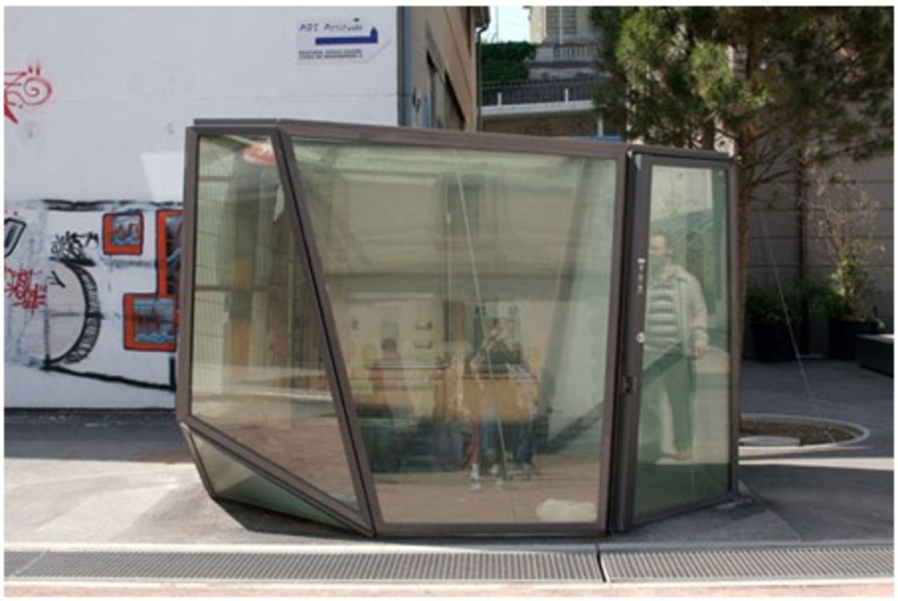 Offentlig toalett med glasväggar