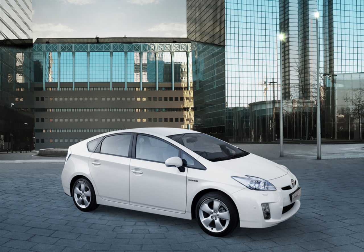 Prius som laddhybrid i höst