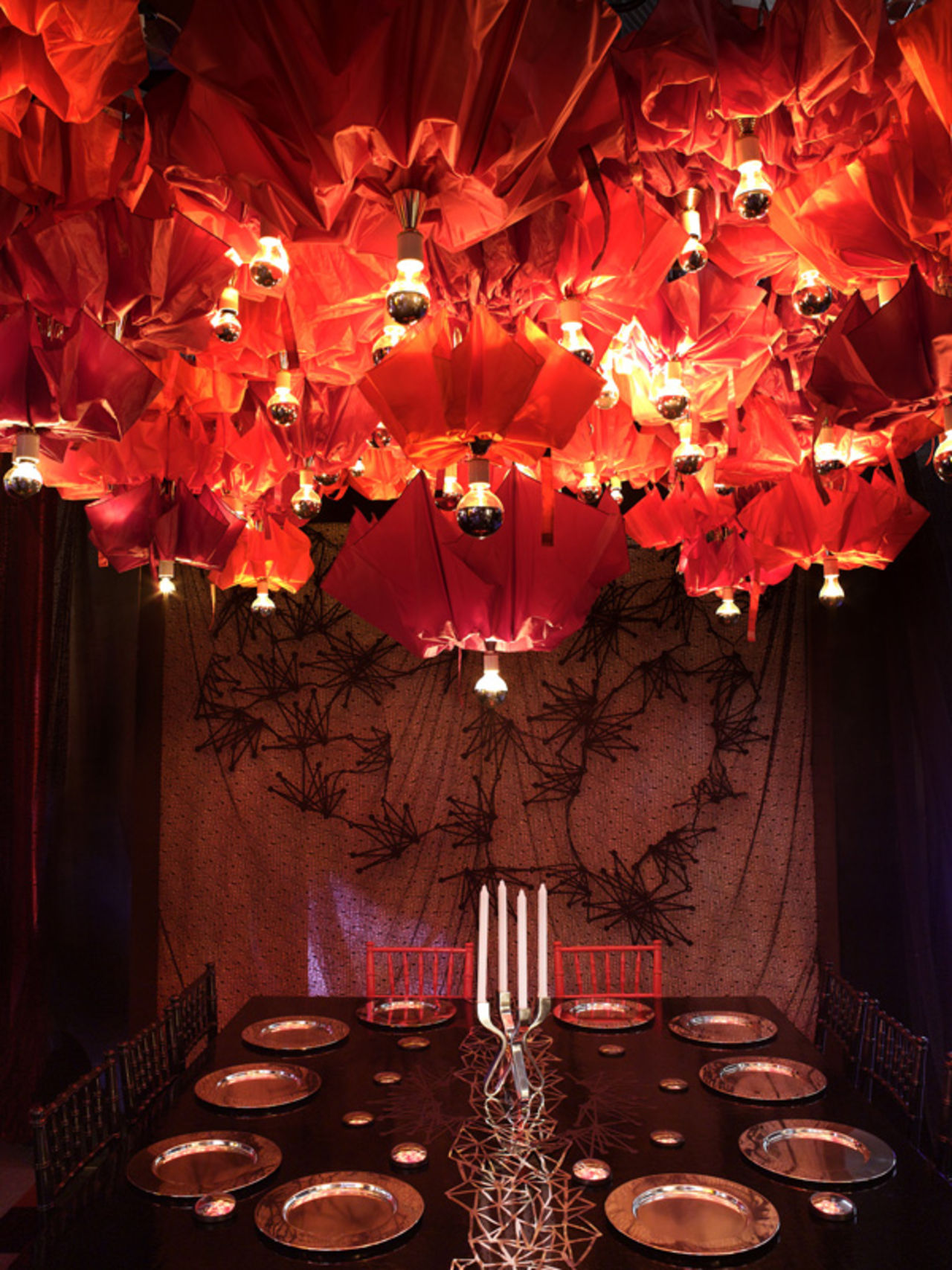 En ljuskrona av en massa paraplyer