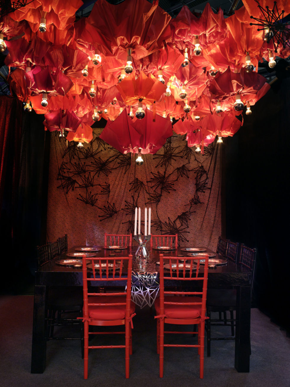 En ljuskrona av en massa paraplyer