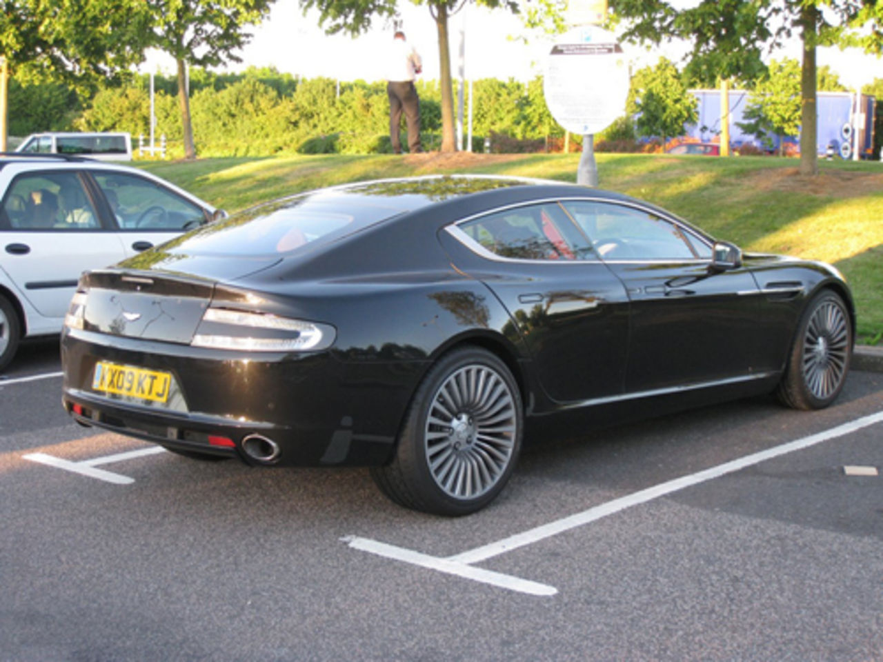Aston Martin Rapide fångad på bild