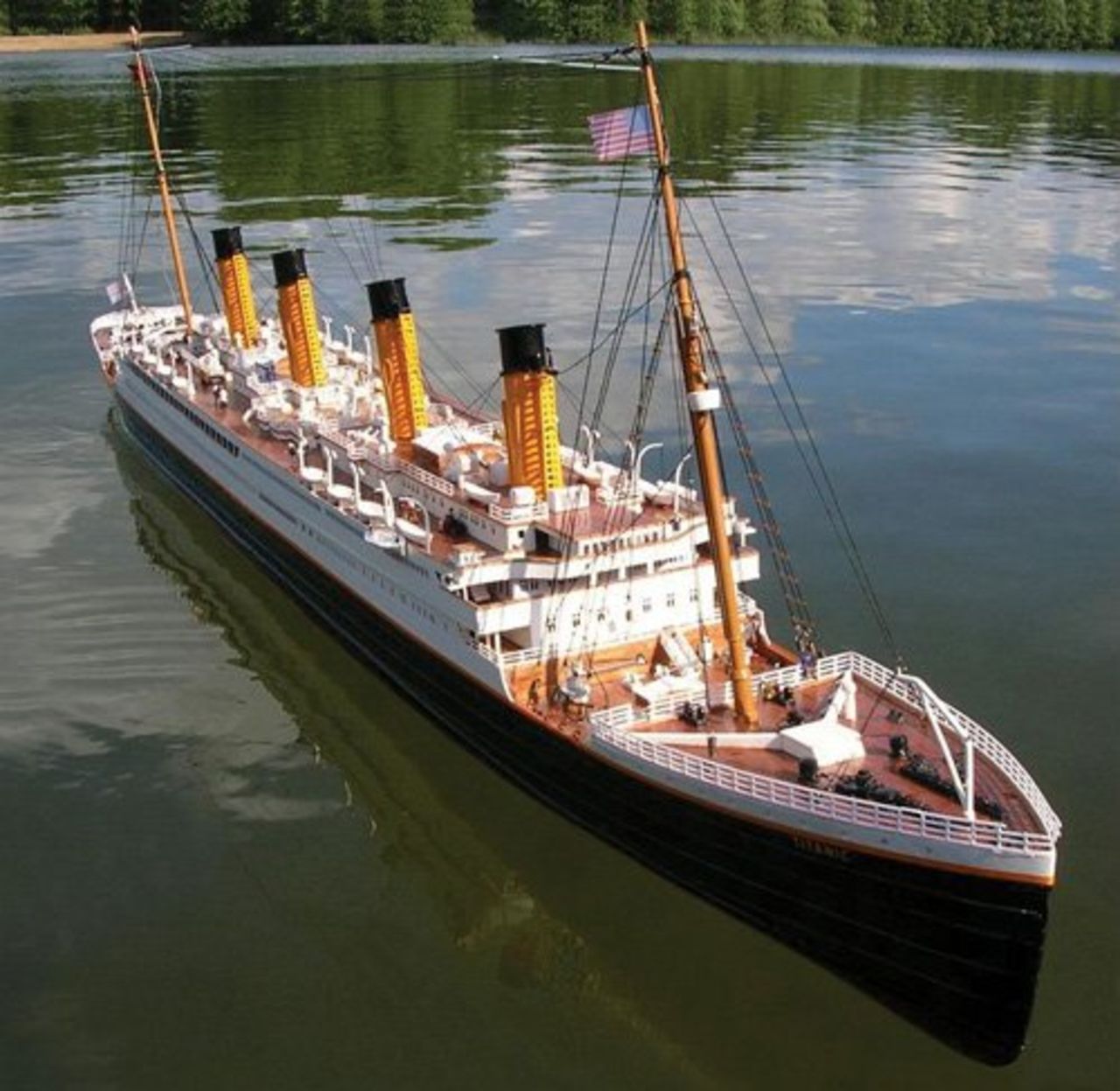 Radiostyrd modell av Titanic