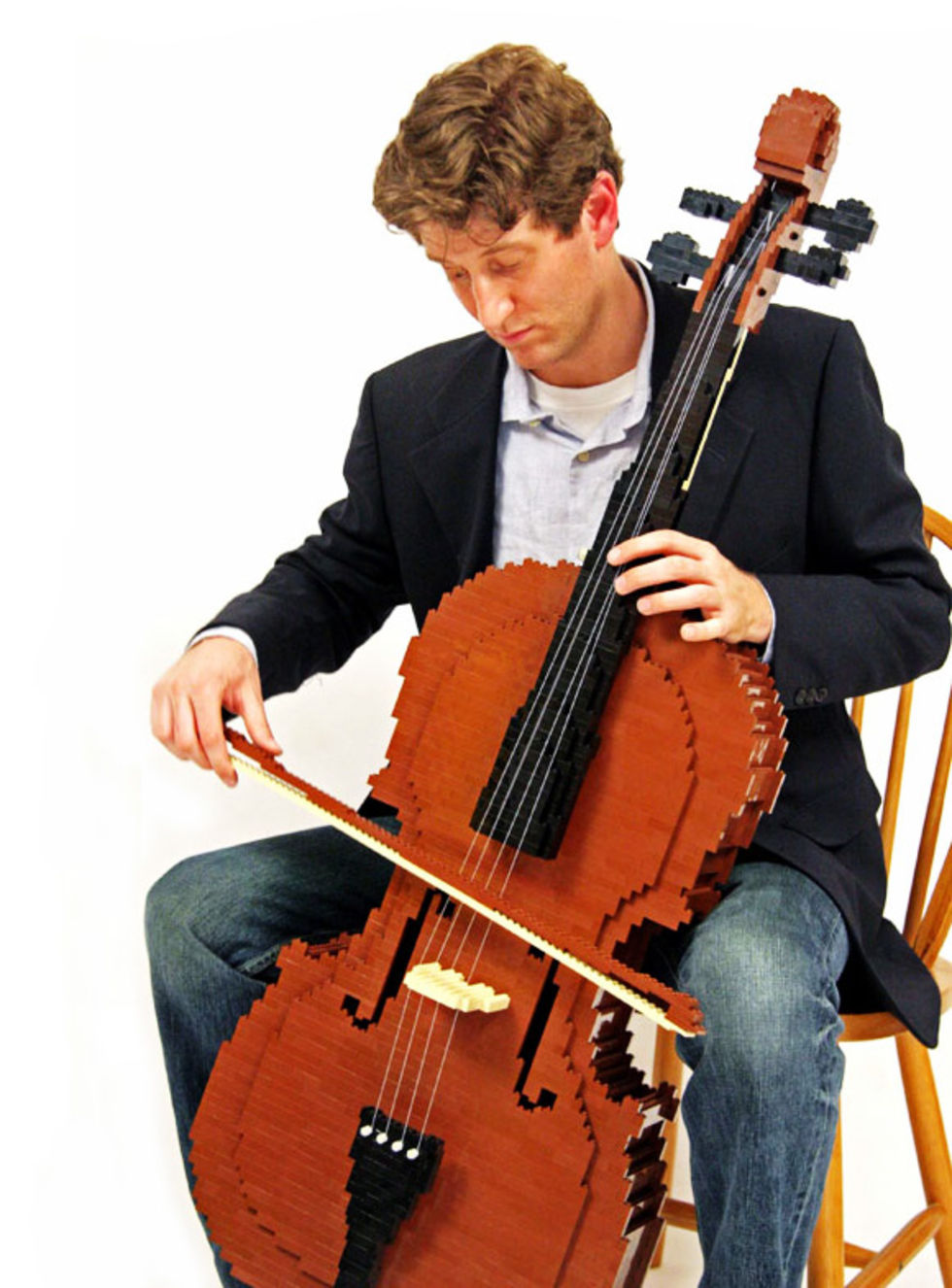 Byggde en cello av LEGO