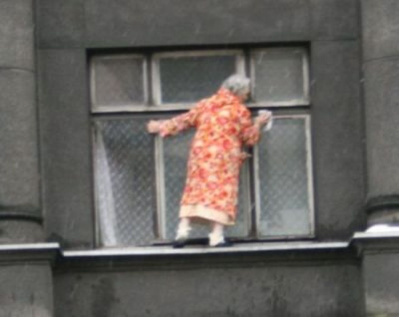 Liten gumma reder sig själv