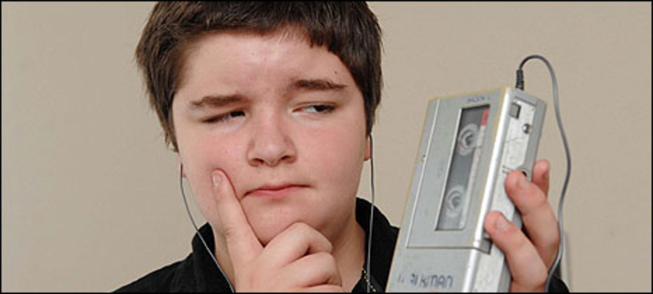 13-åring får pröva på en Sony Walkman 