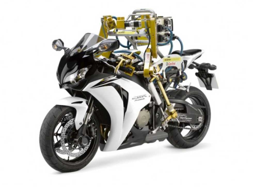 Flosse - robot som kan köra motorcykel