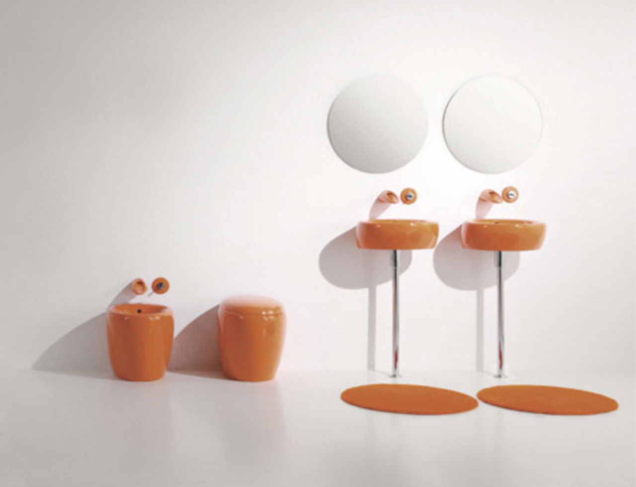 Konstfull inredning i badrummet