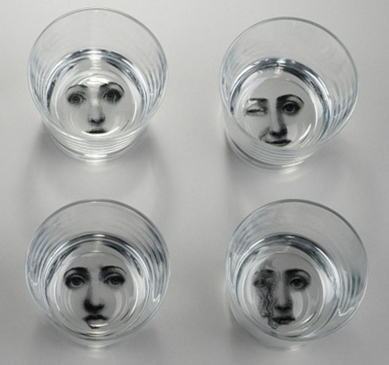 Glas med Fornasettis ansikten