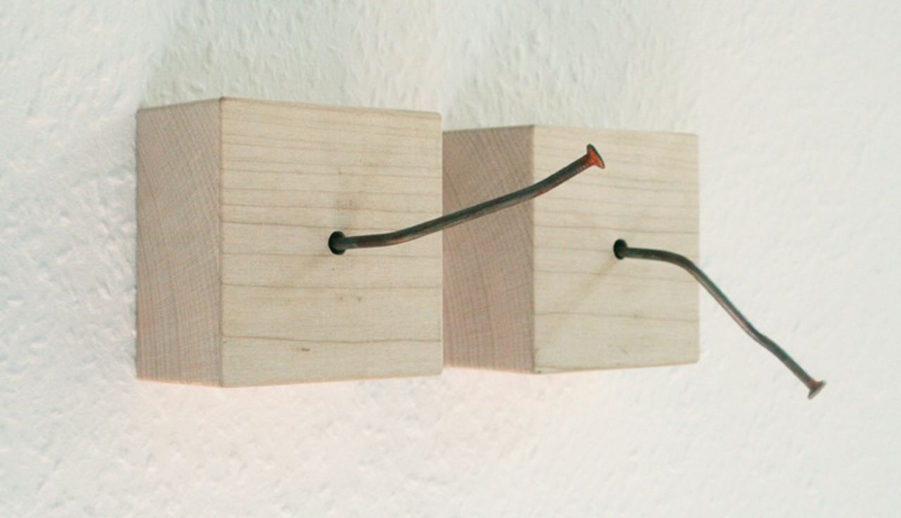 Träbitar plus krokiga spikar