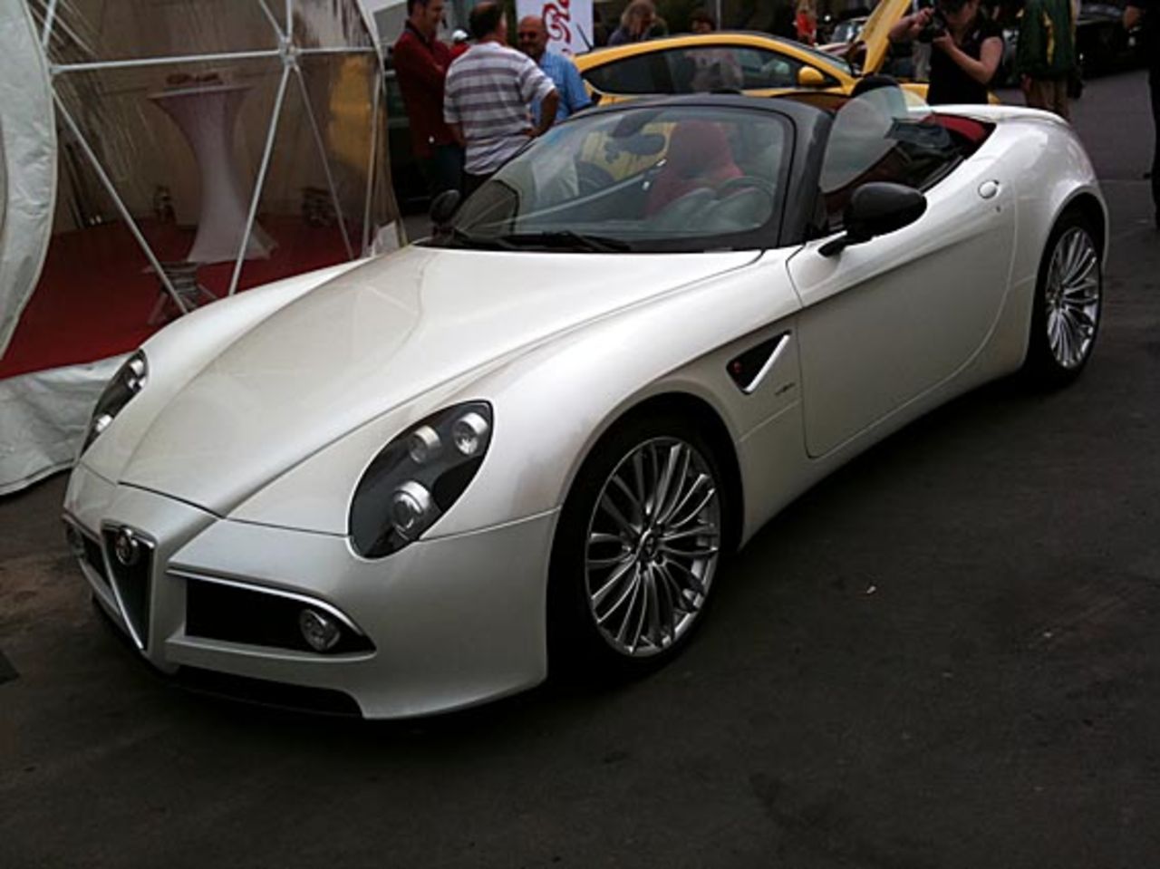 Alfa Romeo 8C Spider ute i det fria