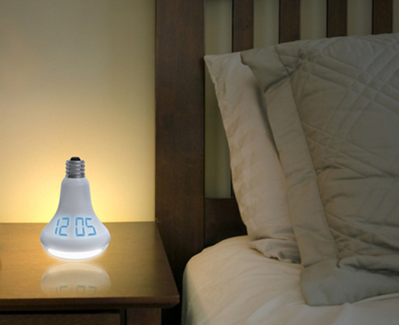 Väckarklocka och lampa