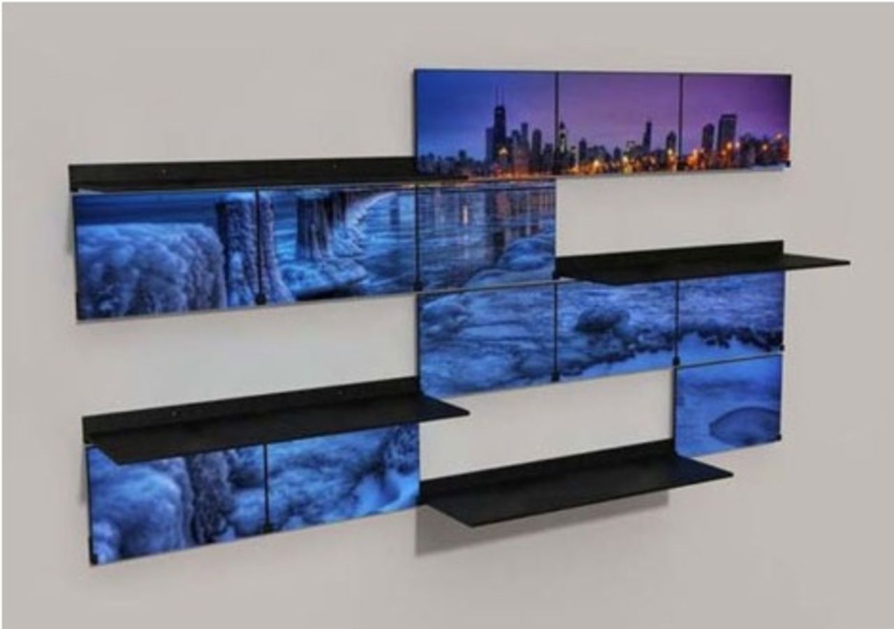 Konst och hyllor i ett