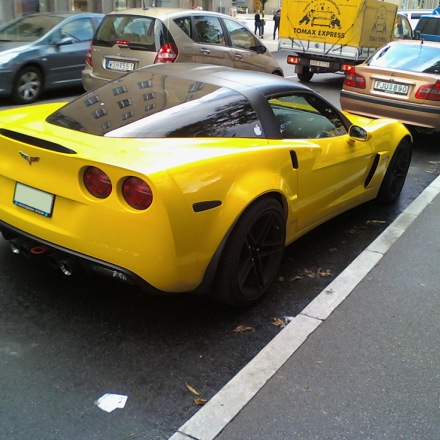 Corvette Z06 och Porsche Cayman S. Vid Odenplan | Feber / Bil