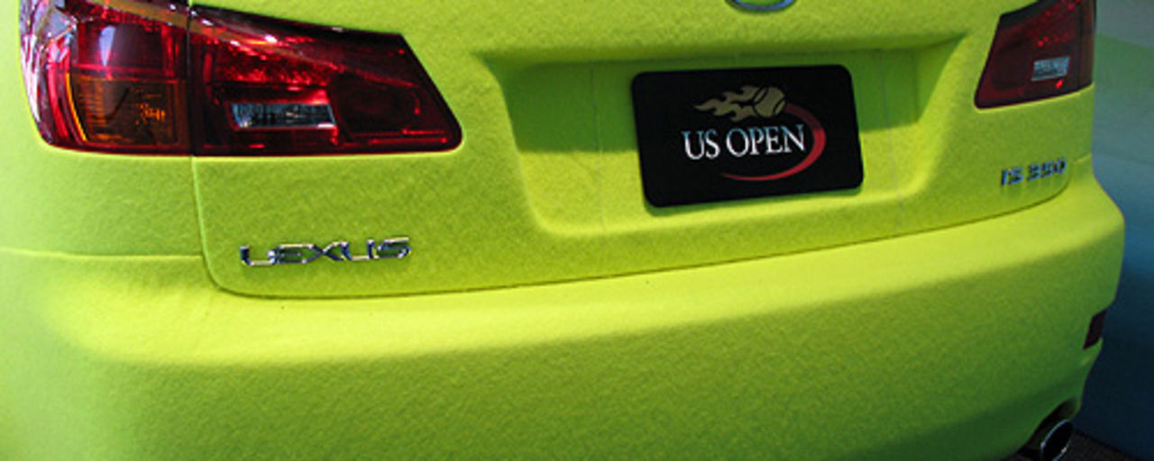 Lexus klädd som en tennisboll