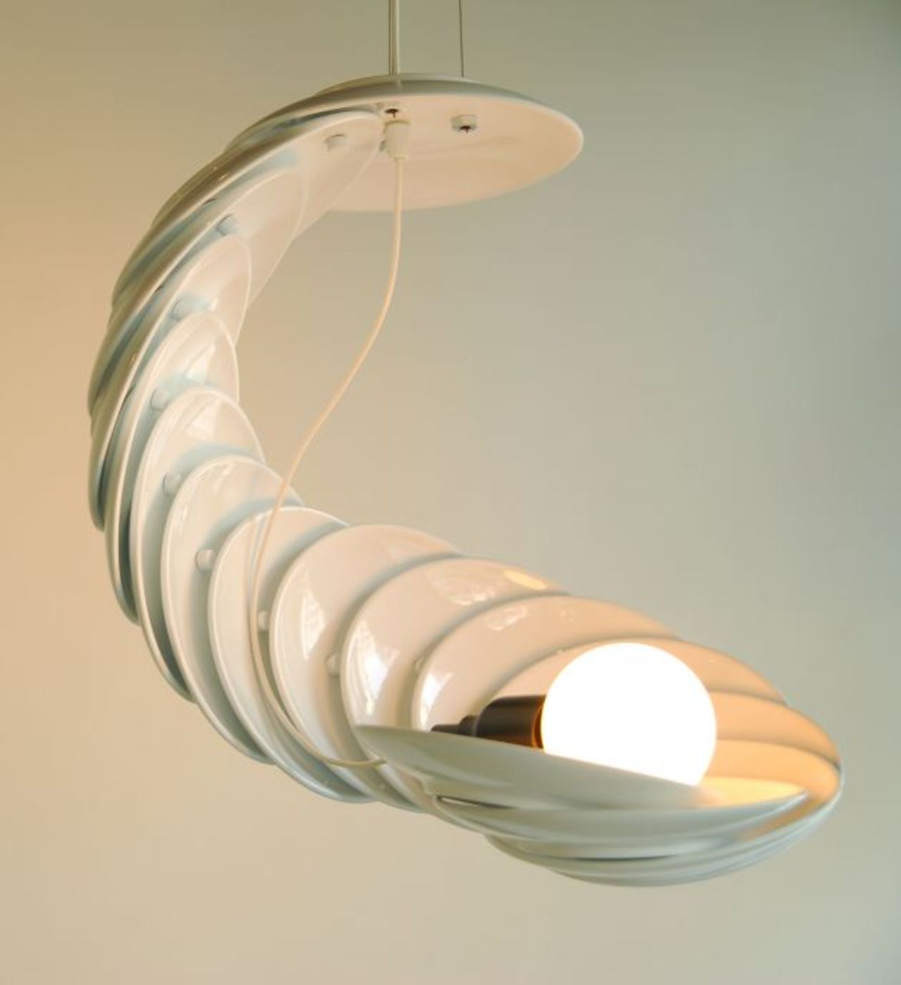 En lampa gjord av tallrikar