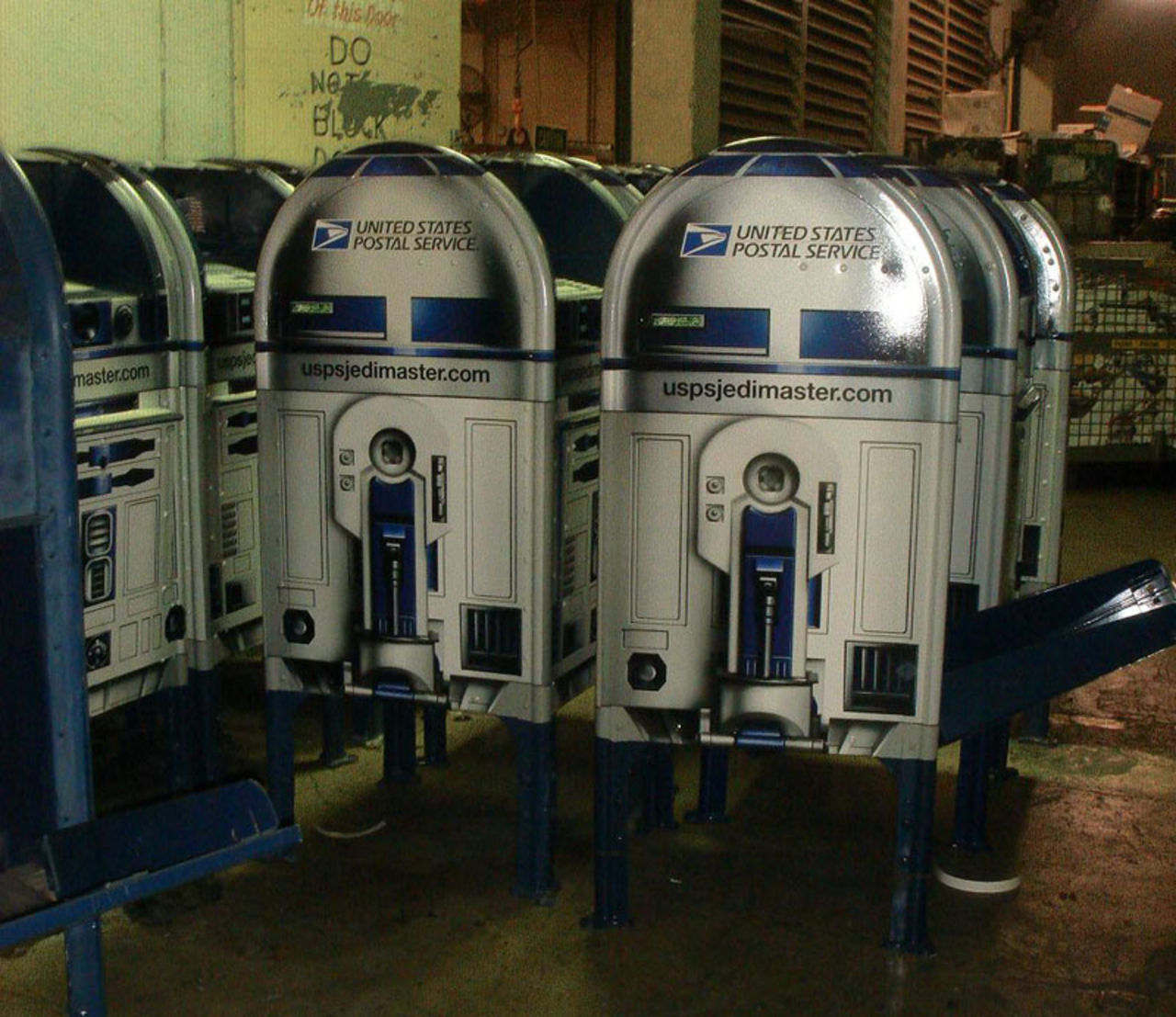 R2-D2 extraknäcker som brevlåda