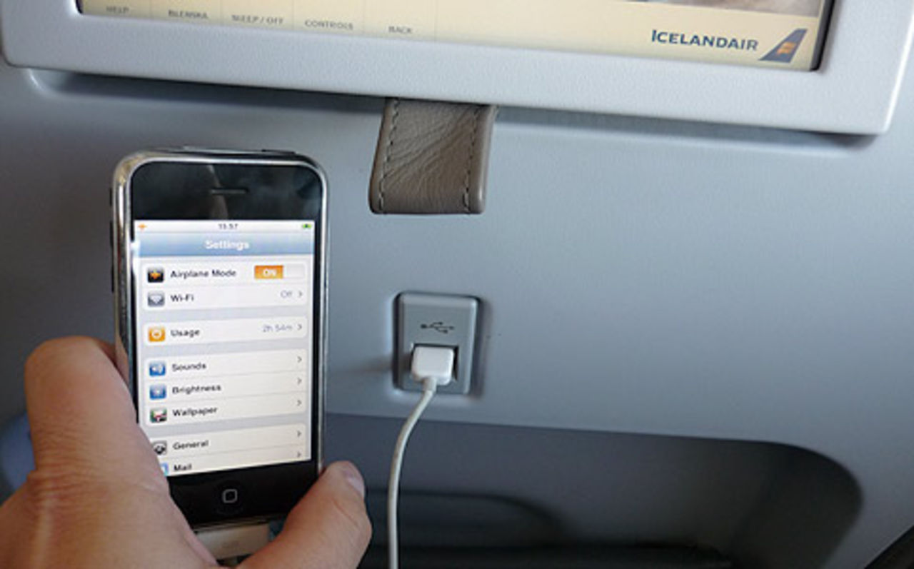 Koppla iPhonen till stolsskärmen