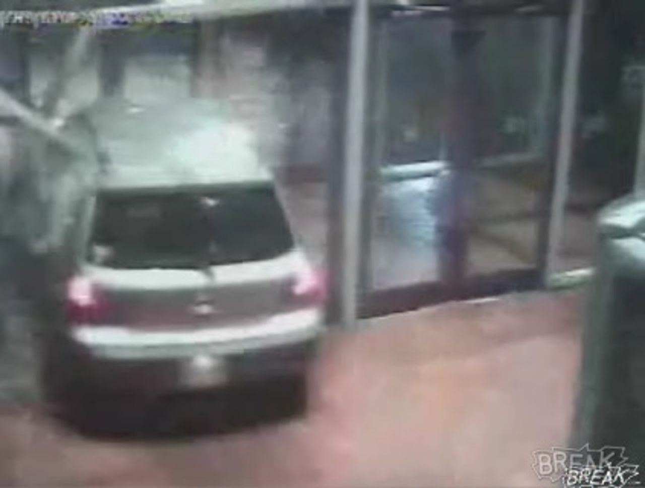 VIDEO: Kille försöker köra ut från galleria