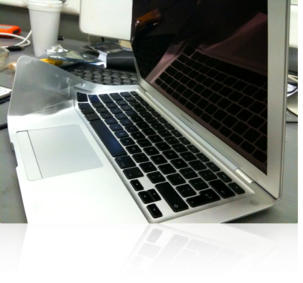 MacBook Air möter buss, överlever