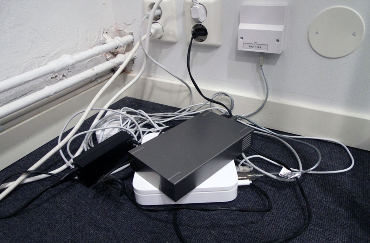 Göm sladdarna i smart låda