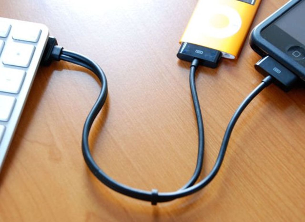 Ladda två iPhones/iPods med samma USB-sladd