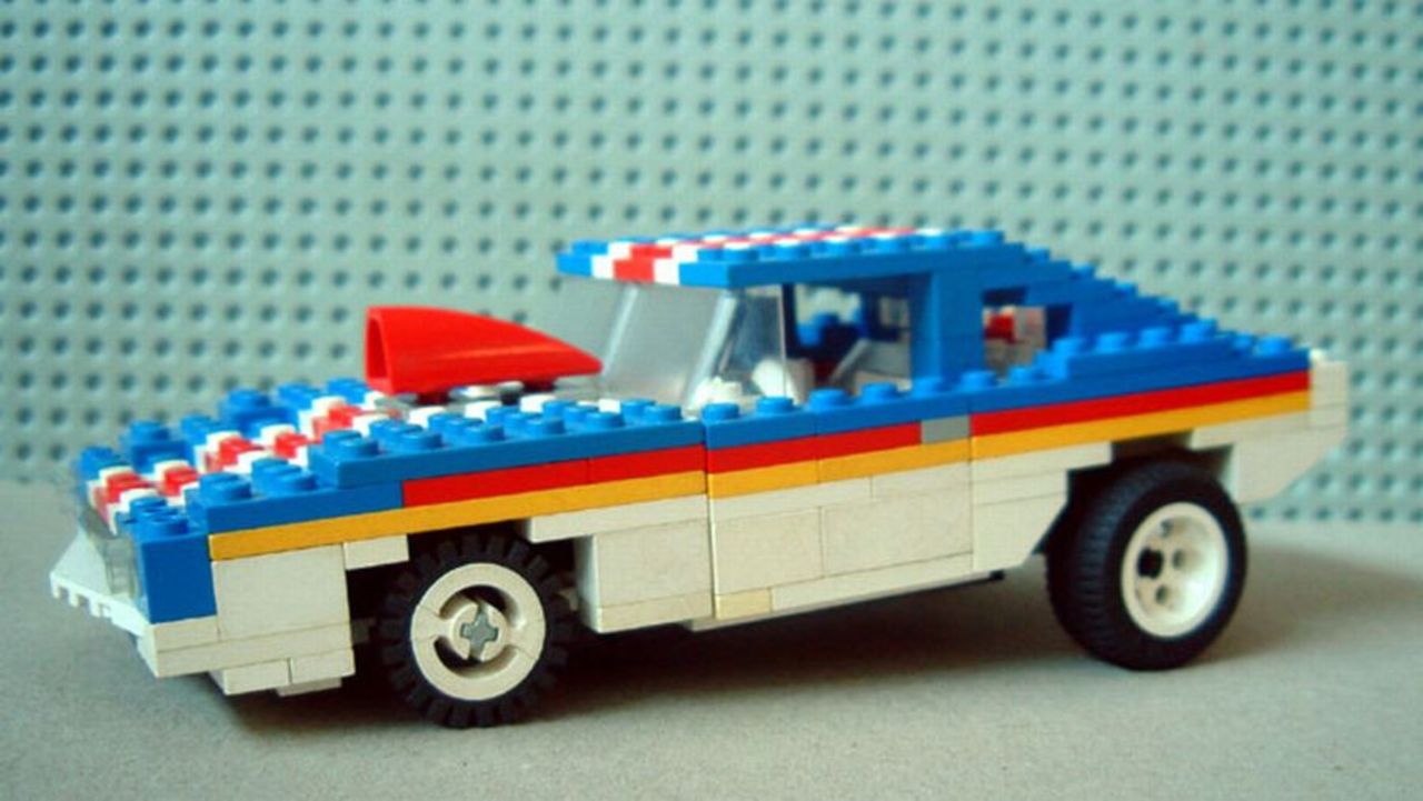Kille bygger drömbilar - i Lego