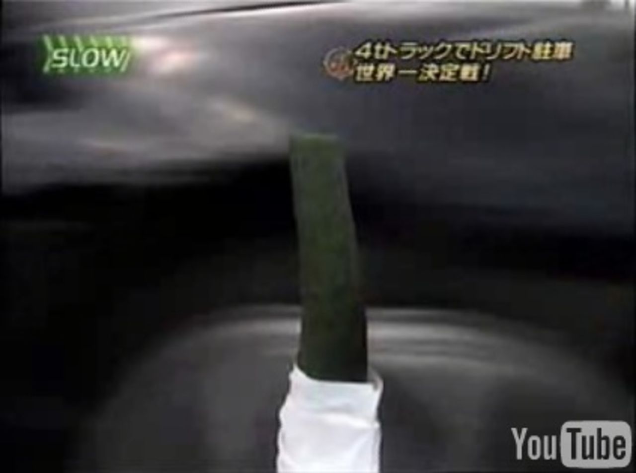 VIDEO: Konsten att skära en gurka med bil