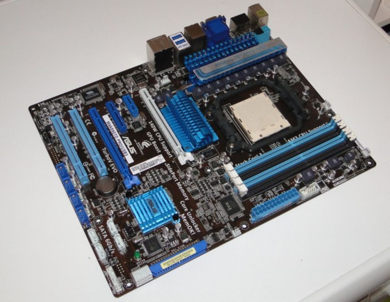 Moderkort med AMDs 890GX-chipset finns redan på nätet