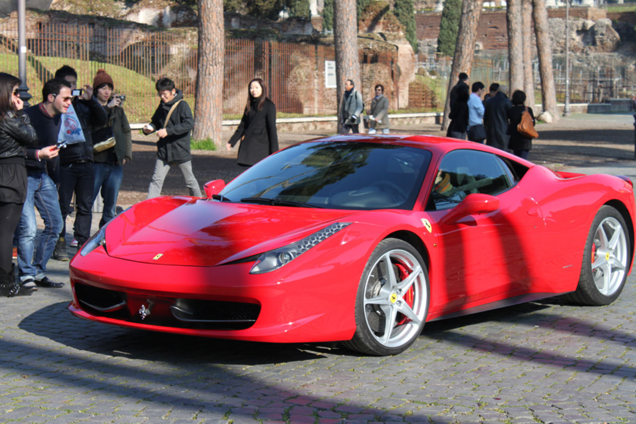 Ferrari 458 Italia siktad vid Colosseum