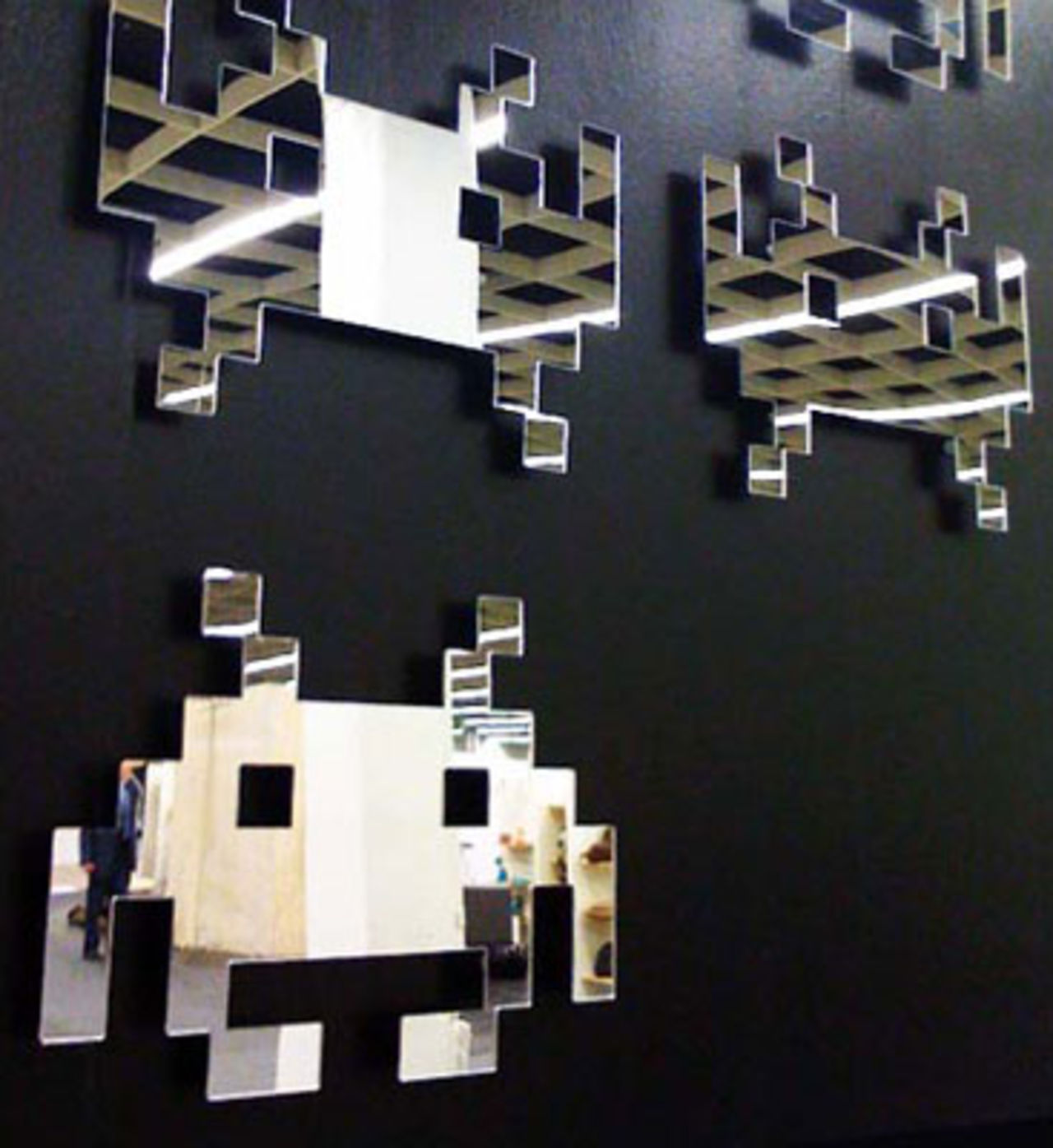 Pryd väggen med speglar