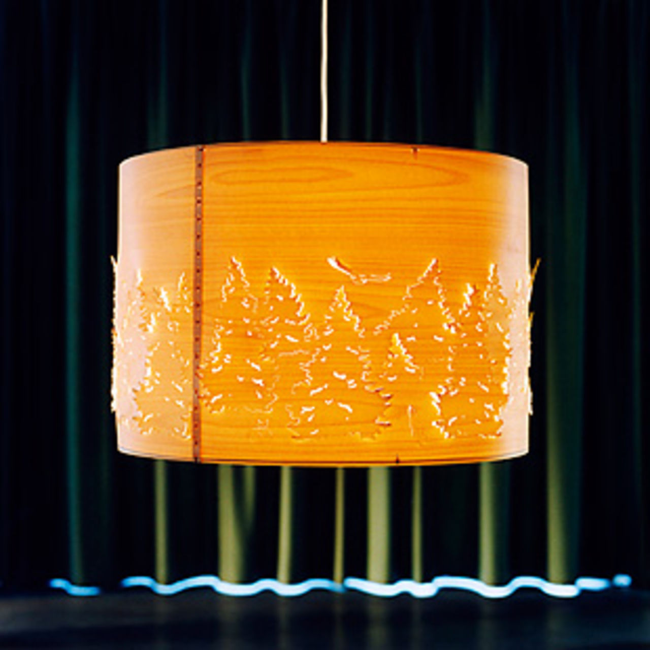 Vacker lampa med motiv från norska urskogar