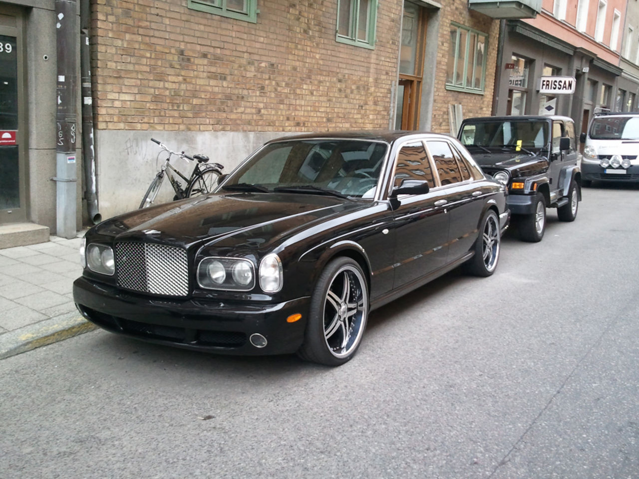 Fräsch Bentley Arnage på Stockholms gator