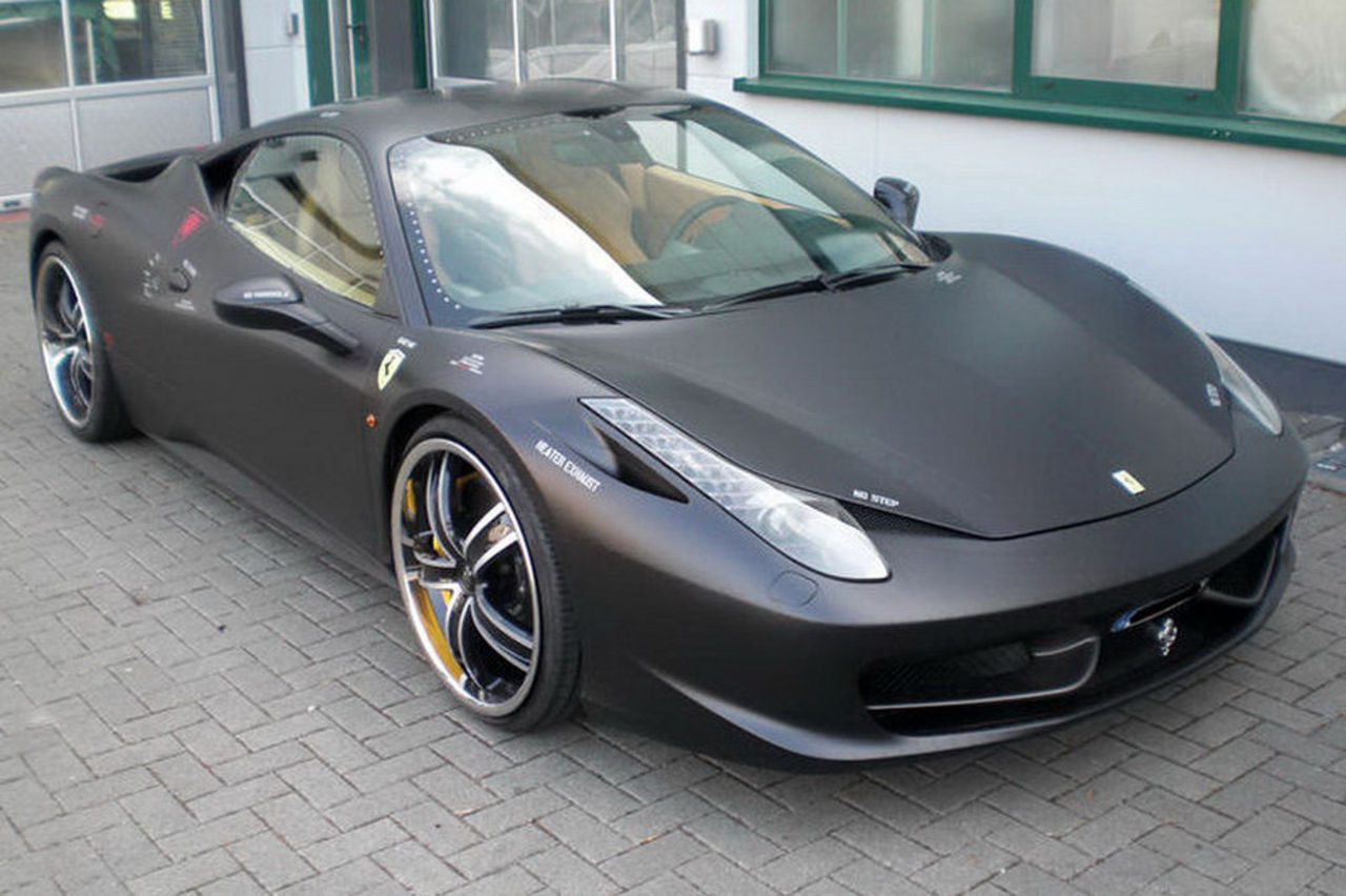 Ferrari 458 Italia i samma skrud som stealthplanet F-117 Nighthawk