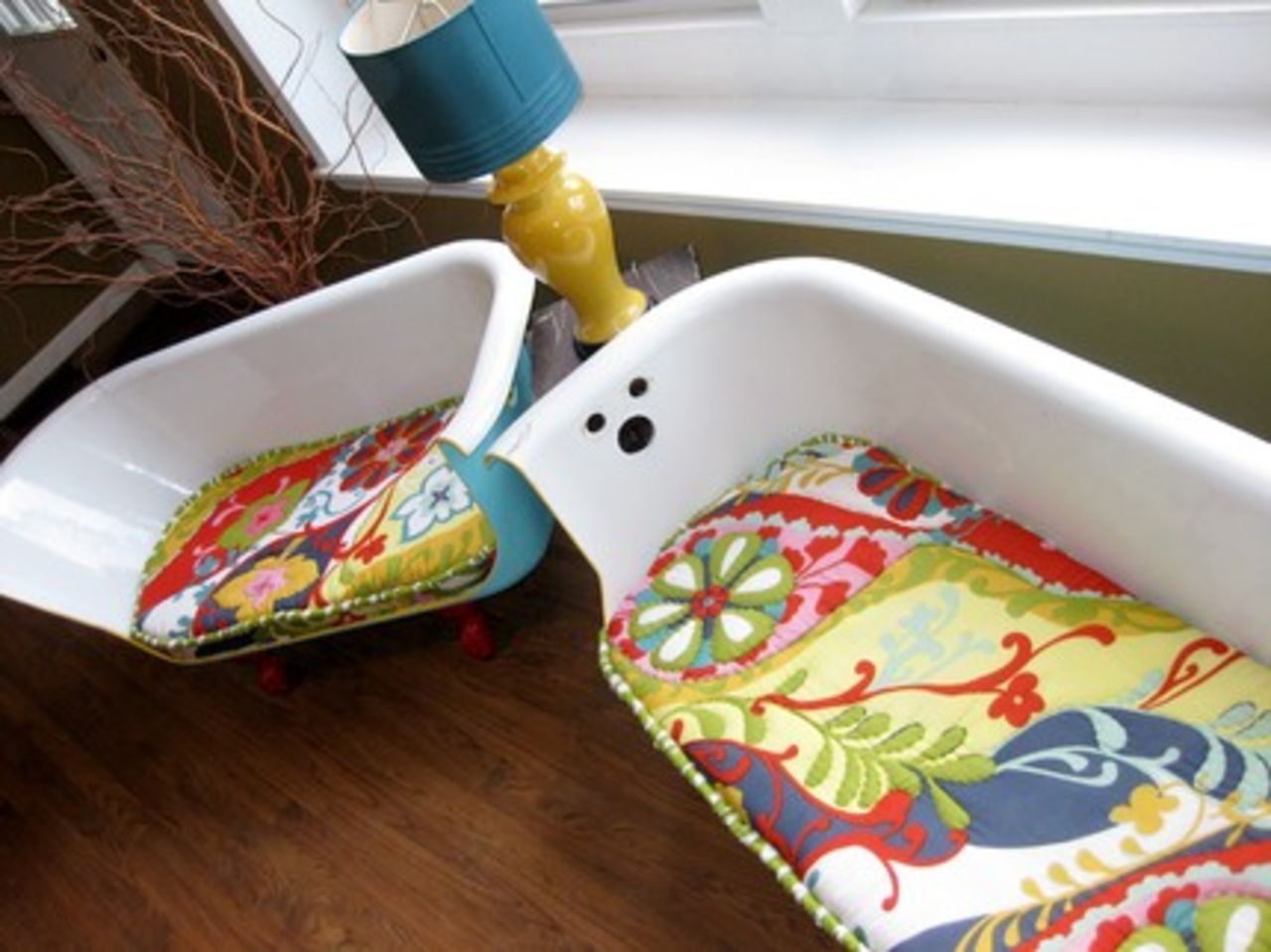 Turkost badkar i vardagsrummet