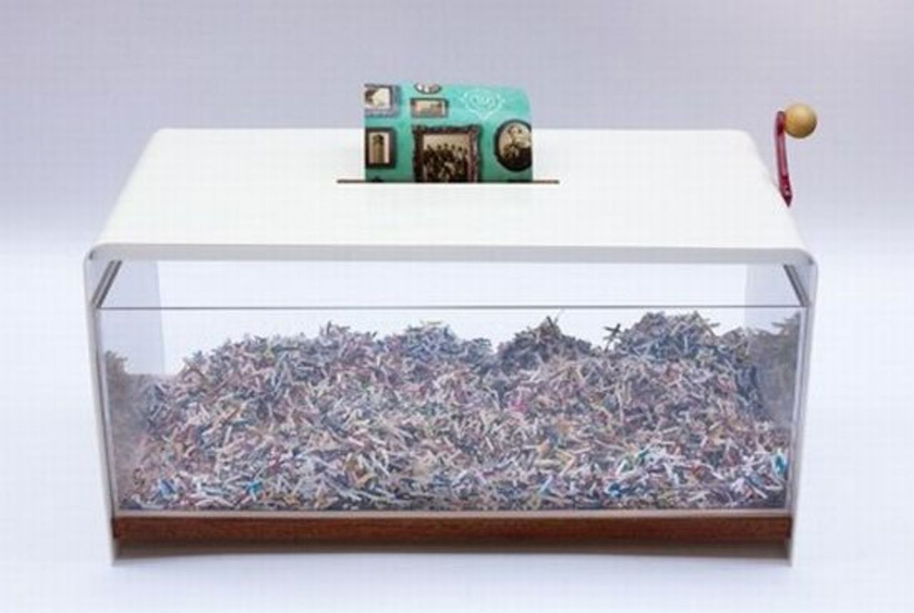 Vardagsrumsbord som äter papper