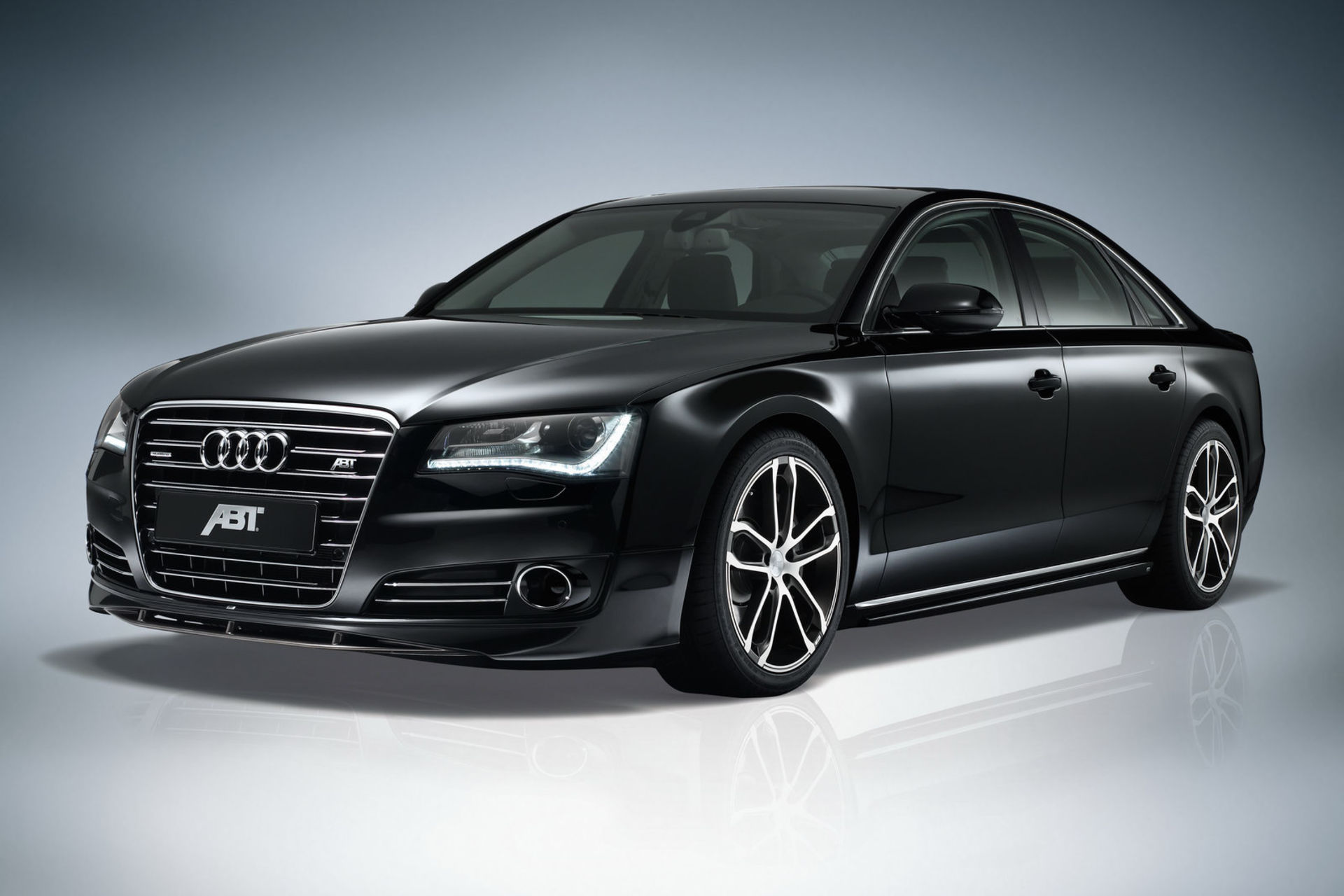 Audi A8 får behandling av ABT