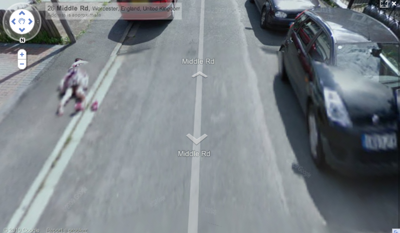 Liten tjej orsakar panik när hon spelar död på Google Maps