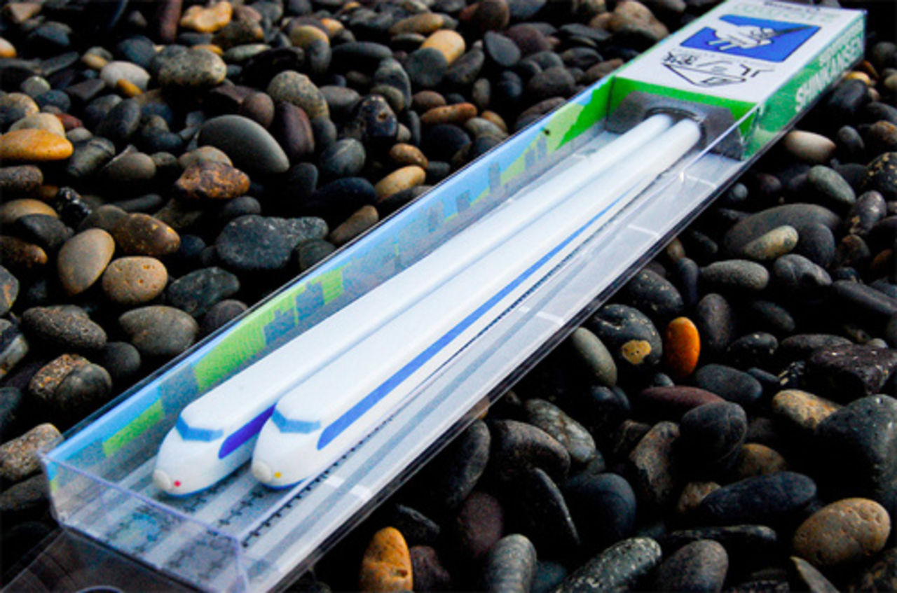 Ätpinnar föreställande tåg