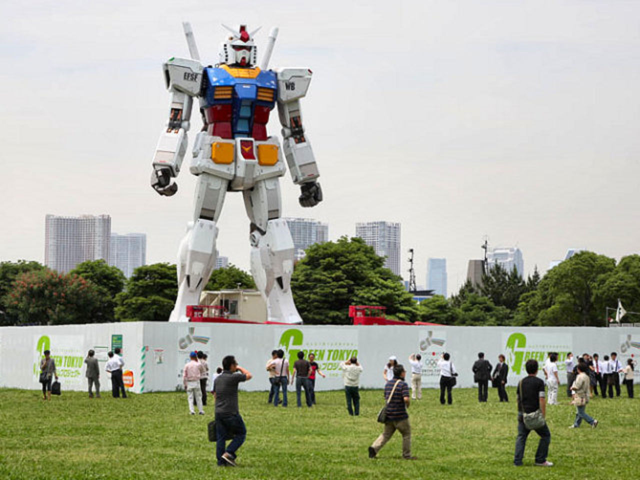 Man eldar upp sitt hem för att mamman slängde hans robotar