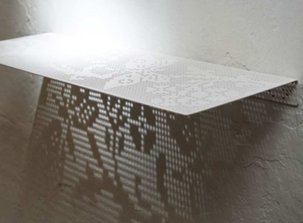 Hylla med broderimönster