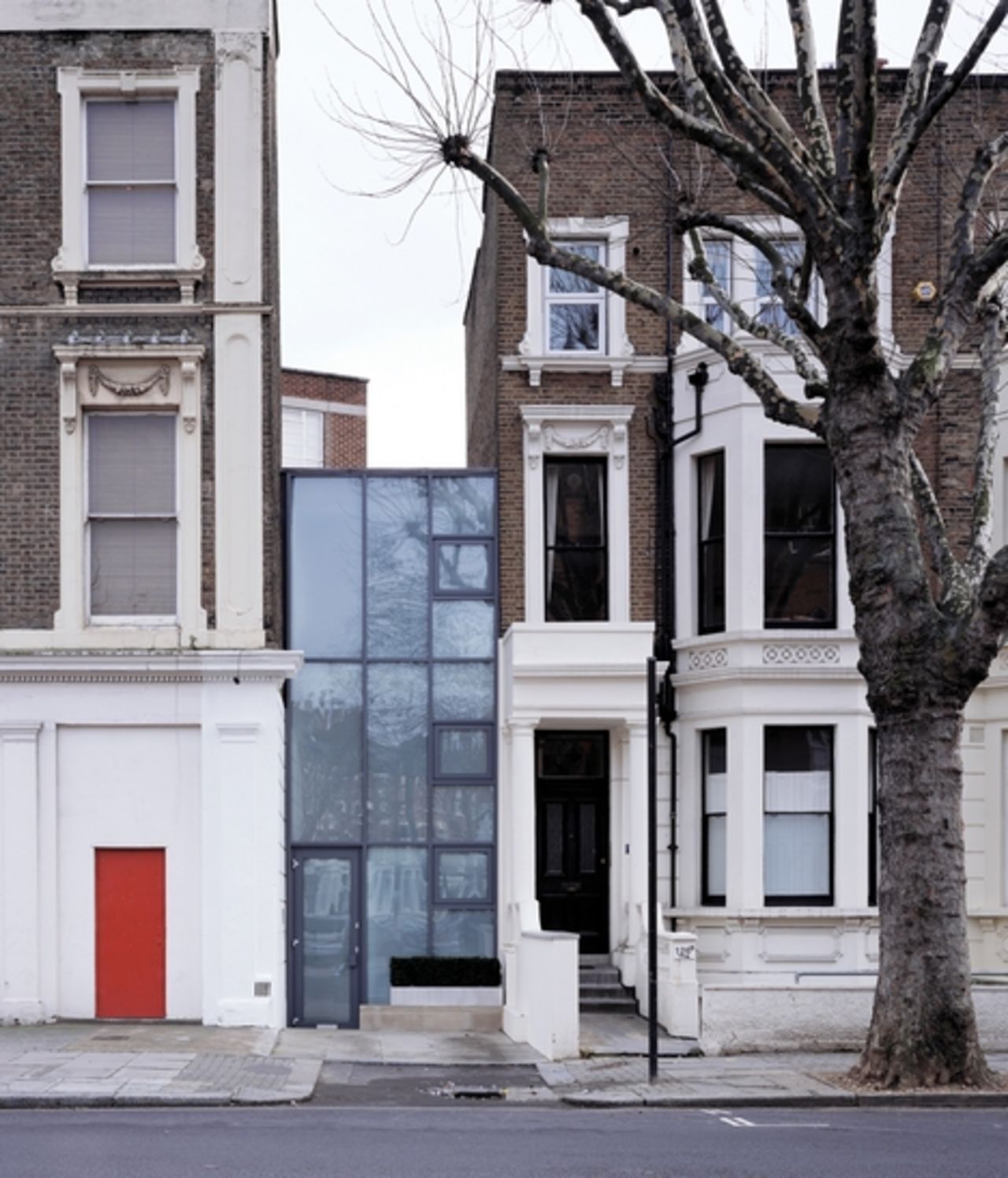 Ett inklämt hus fullt av överraskningar