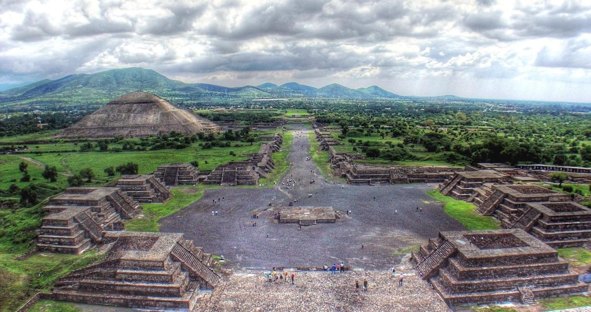 Robot utforskar Teotihuacan-ruinerna i Mexico. Tlaloque 1 blir 