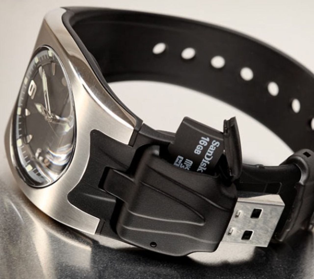 Klocka med inbyggd microSD-kortläsare